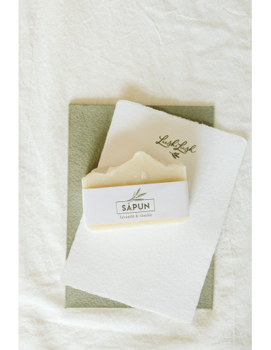 Săpun natural și sticluță pentru ulei, incluse în trusou de botez complet