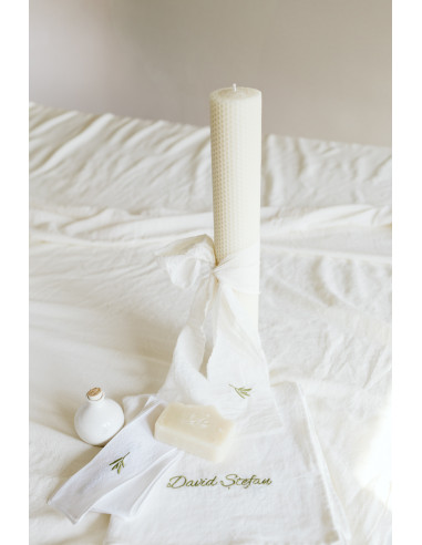 Lumânare de botez decorată, asortată trusoului din muselină albă