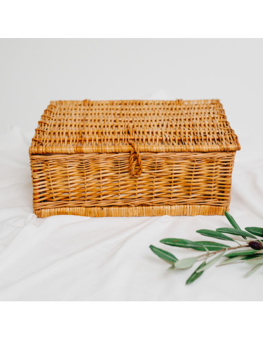 Coș din răchită împletit manual, ambalaj trusou botez băieți muselină albă