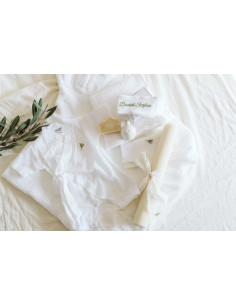 Trusou botez complet pentru băieți din muselină și bumbac alb, cu kimono și lumânare