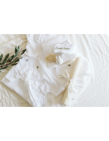 Trusou botez complet pentru băieți din muselină și bumbac alb, cu kimono și lumânare