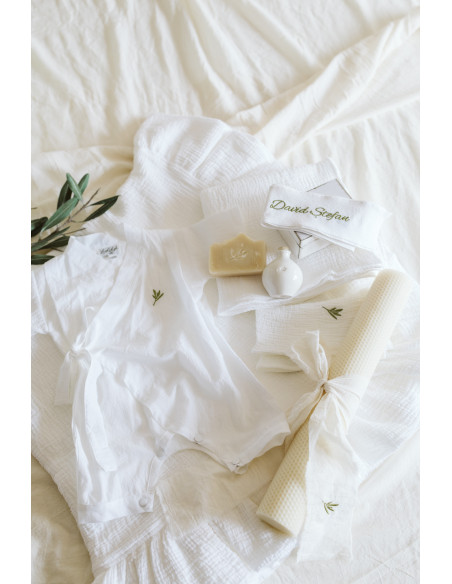 Trusou botez complet pentru băieți din muselină și bumbac alb, cu kimono și lumânare