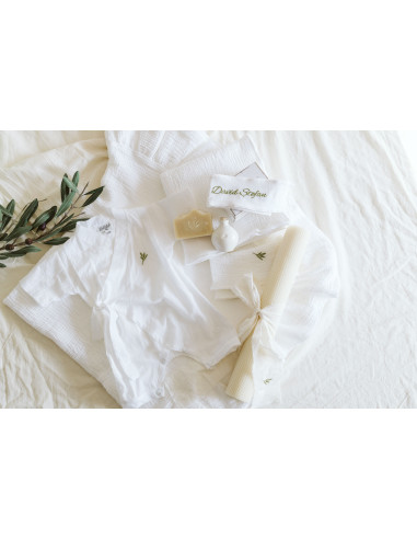 Trusou botez complet pentru băieți din muselină și bumbac alb, cu kimono și lumânare