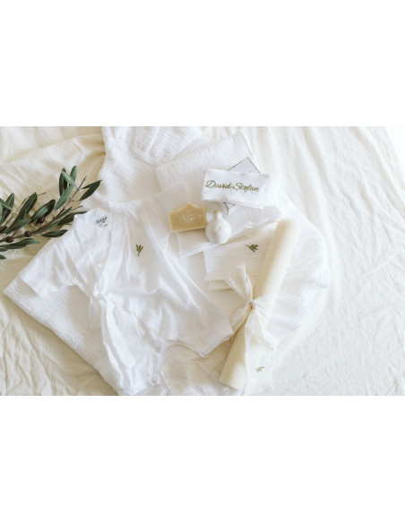 Trusou botez complet pentru băieți din muselină și bumbac alb, cu kimono și lumânare