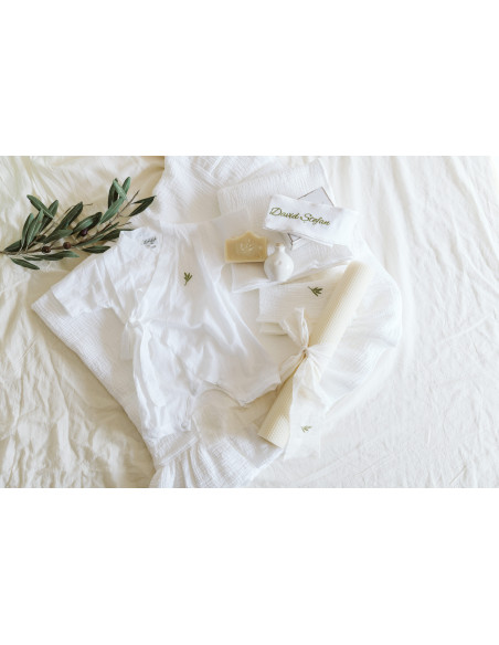 Trusou botez complet pentru băieți din muselină și bumbac alb, cu kimono și lumânare