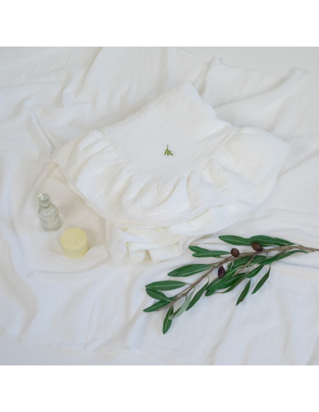 Trusou pentru botez cu păturică din muselină cu volane Amaria