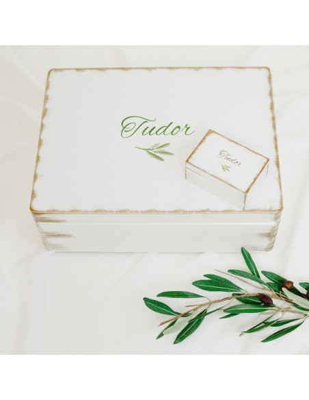 Trusou botez cu păturică din muselină albă cu volane - în cutie de lemn