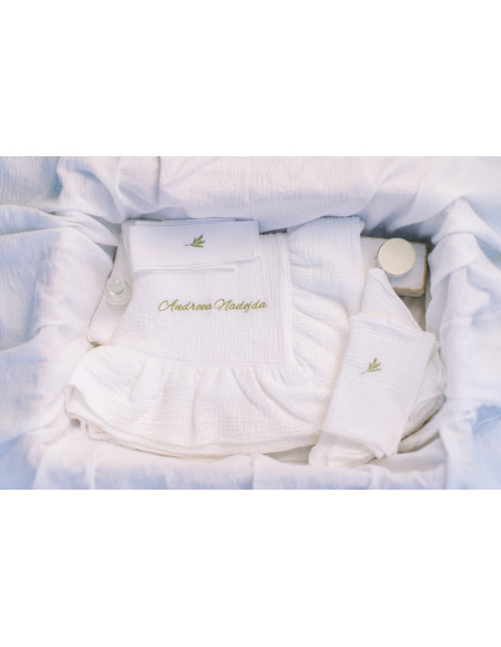 Trusou botez cu păturică din muselină albă cu volane - în cutie de lemn