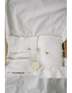 Trusou pentru botez din muselină albă cu volane și pânză de mir din bumbac