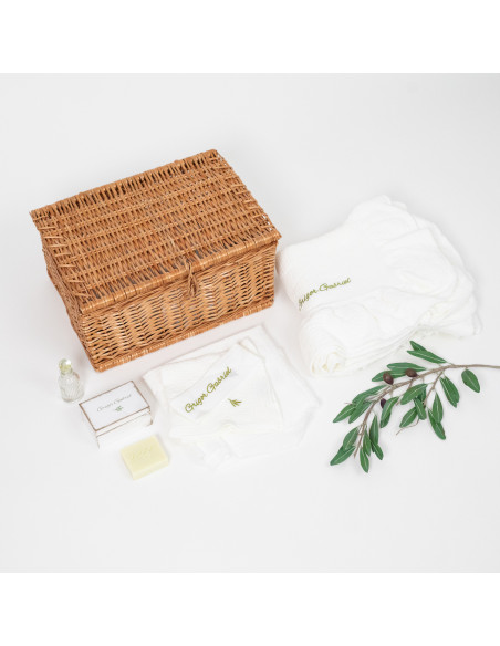 Trusou pentru botez cu păturică din muselină cu volane