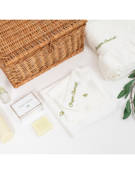 Trusou pentru botez cu păturică din muselină cu volane