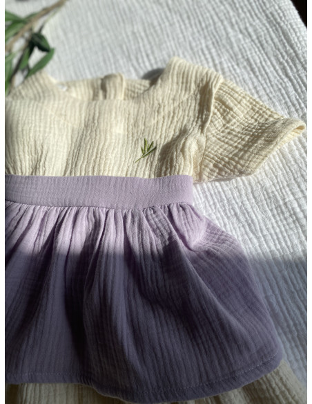 Rochie din muselină ivoire cu volanaș mov  1-2 ani