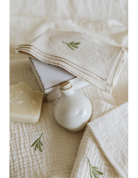 Săpun natural și sticluță pentru ulei, incluse în trusou de botez complet